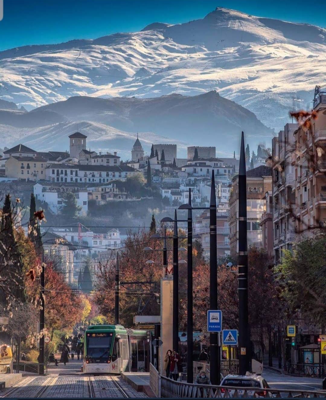 Granada con Sierra Nevada al fondo