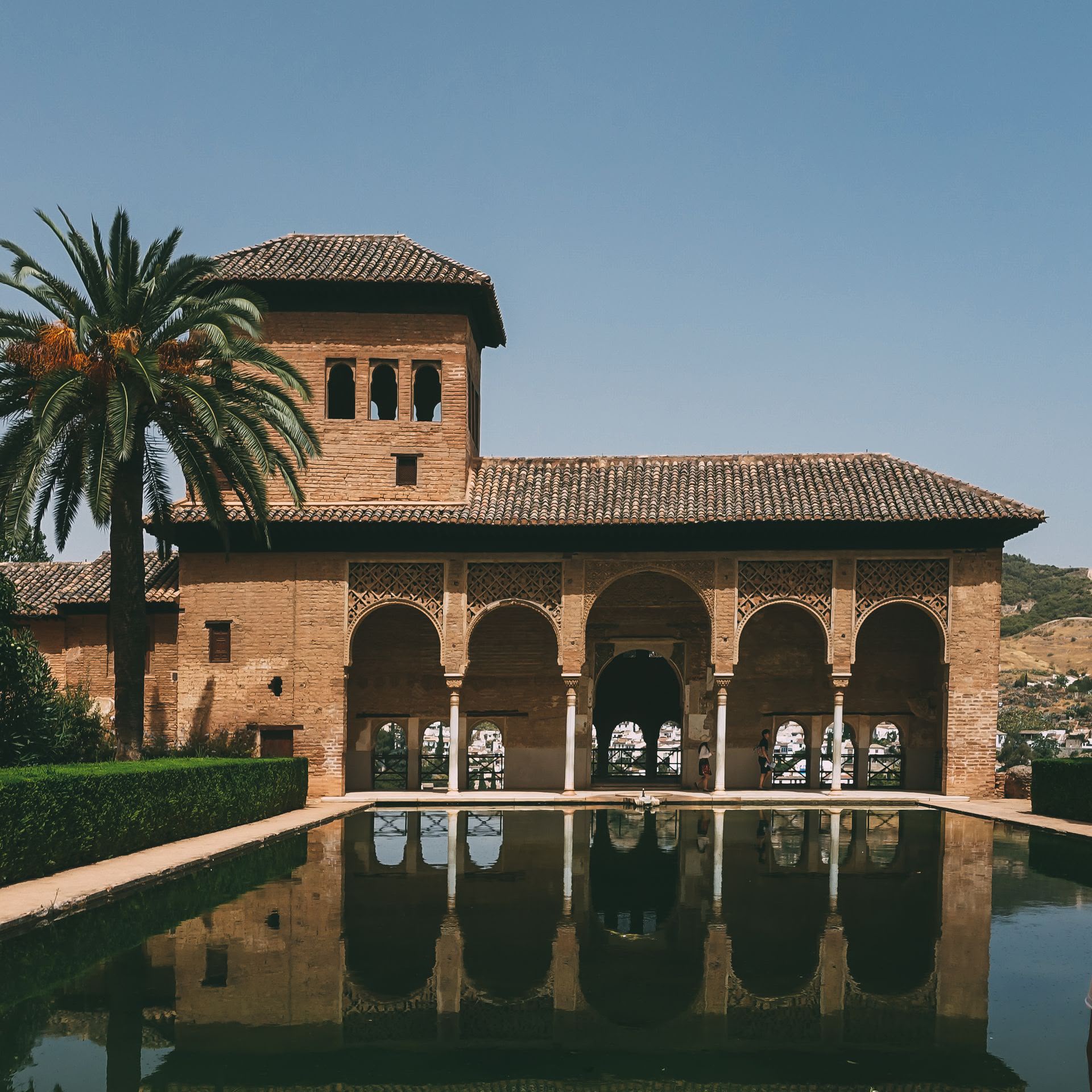 El Partal de la Alhambra reflejado en el estanque