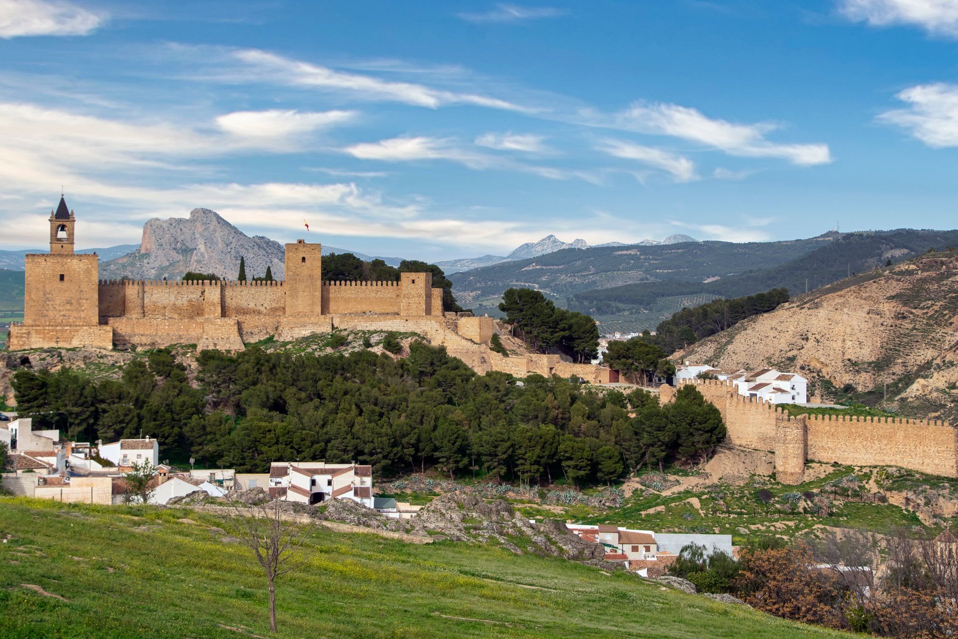 Alcazaba de Antequera con la Peña de los Enamorados